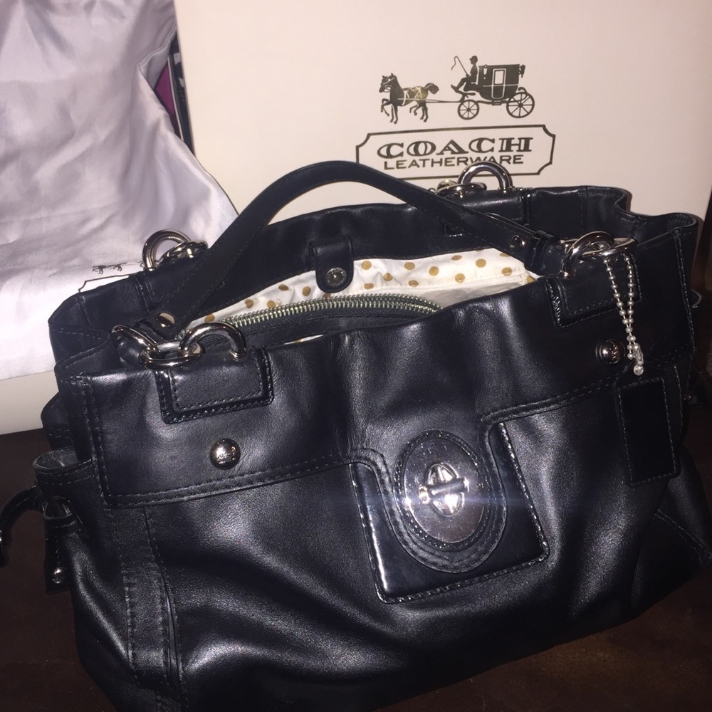 SOLD Coach large Peyton caryall